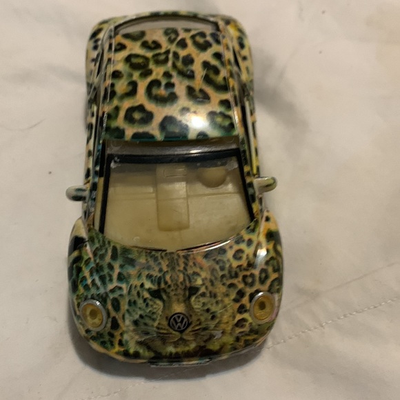 Kinsmart Volkswagen New Beetle Leopard Rubber Tires Die-Cast Scale 1:32 Pullback - Picture 2 of 2